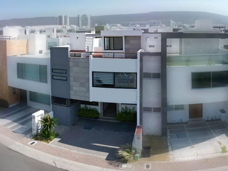 Venta de casa en el Refugio, a pie de calle, con rroftop en Querétaro, por Carlos Esparza Ramón de matchapp.mx